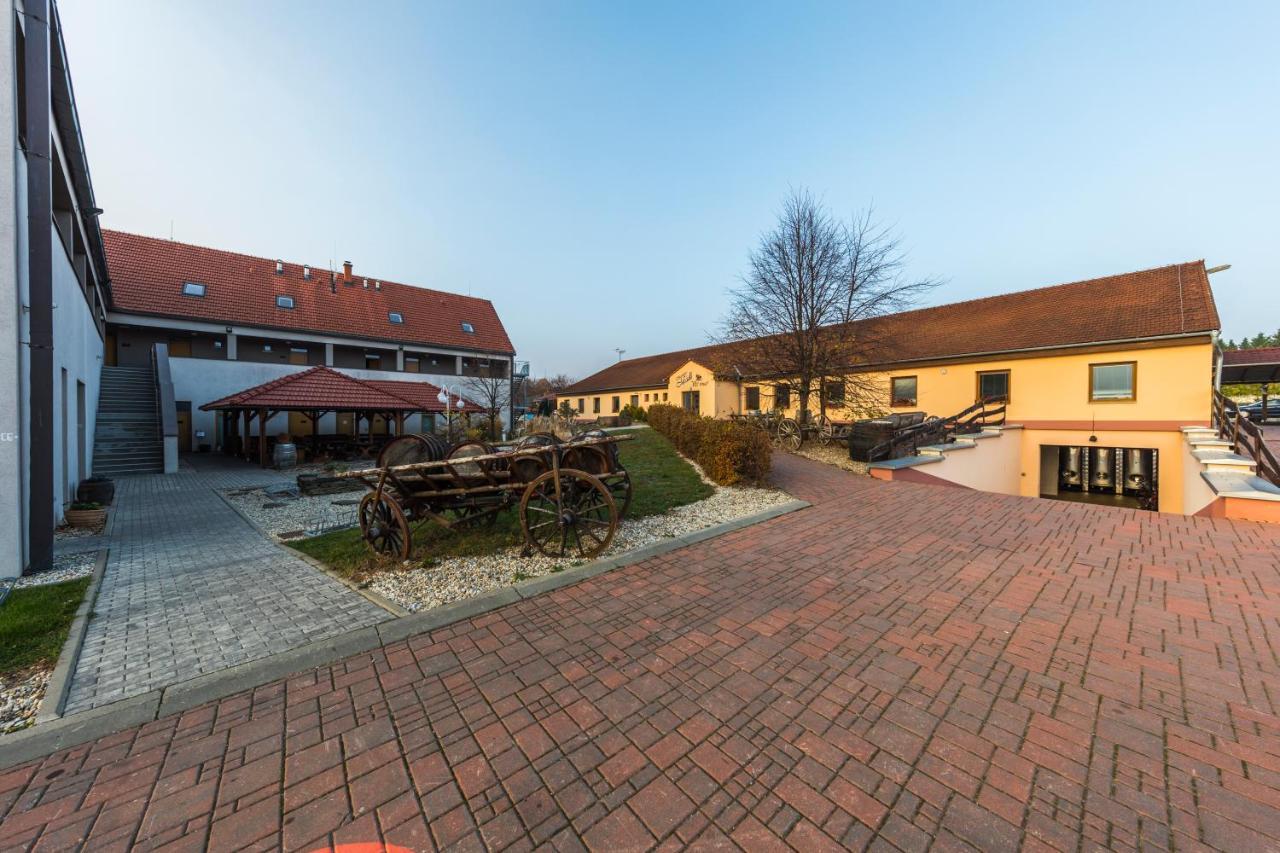 Velké Bílovice Hotel Madl מראה חיצוני תמונה